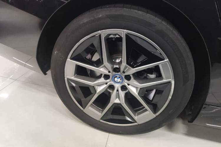 Used BMW i5 2024 eDrive 35L Prestige Luxury Package Right Rear Wheel Hub