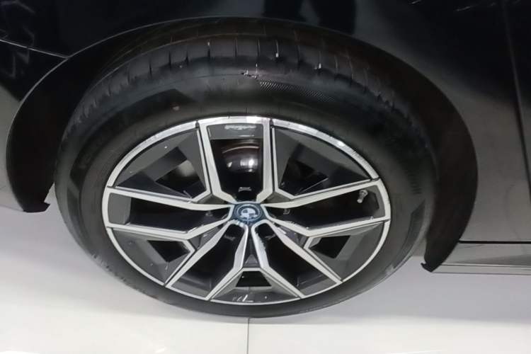 Used BMW i5 2024 eDrive 35L M Sport Package Right Rear Wheel Hub