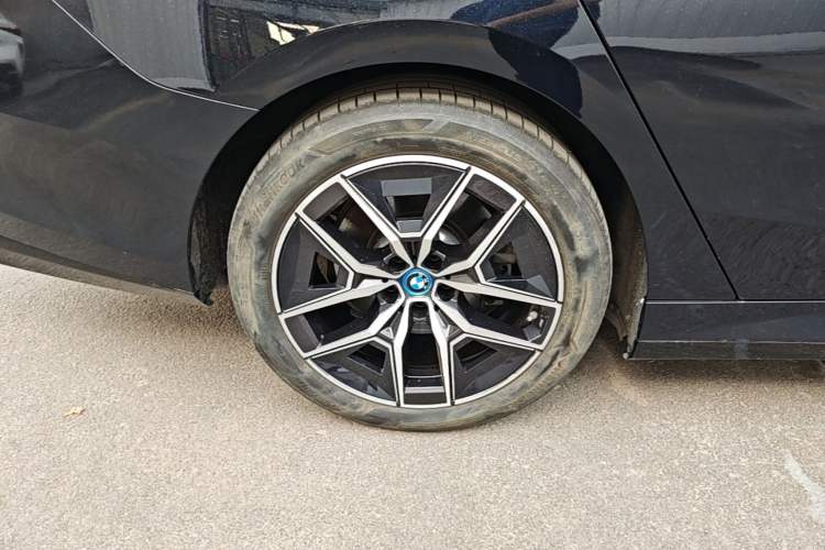 Used BMW i5 2024 eDrive 35L Luxury Model with M Sport Package Right Rear Wheel Hub