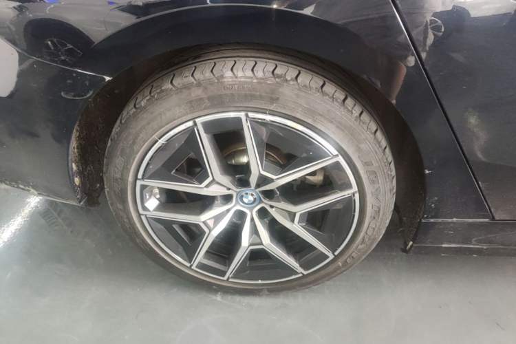 Used BMW i5 2024 eDrive 35L M Sport Package Right Rear Wheel Hub