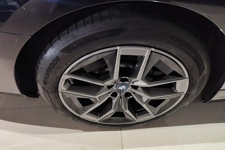 Used BMW i5 2024 eDrive 35L Prestige Luxury Package Right Rear Wheel Hub