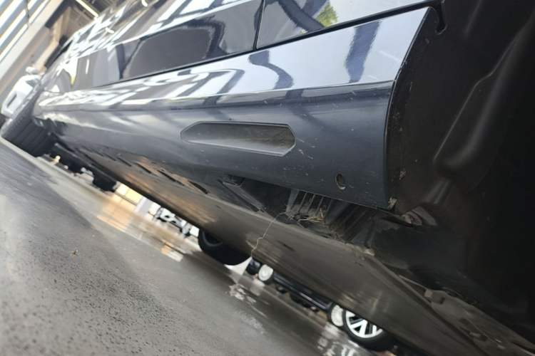 Used BMW i5 2024 eDrive 35L Luxury Package Right Side Sill