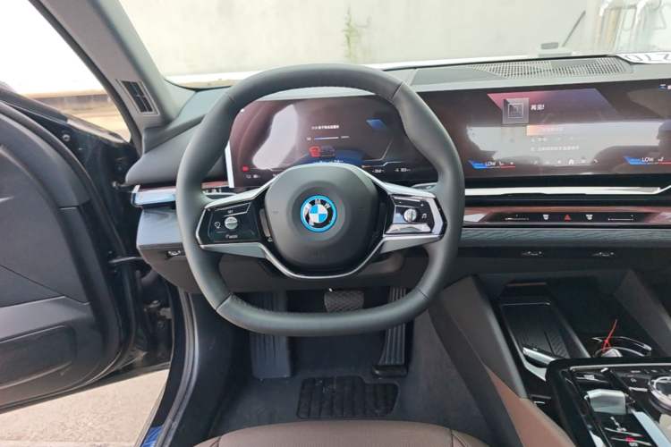 Used BMW i5 2024 eDrive 35L Luxury Package Steering Wheel