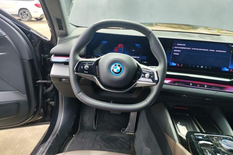 Used BMW i5 2024 eDrive 35L Luxury Package Steering Wheel