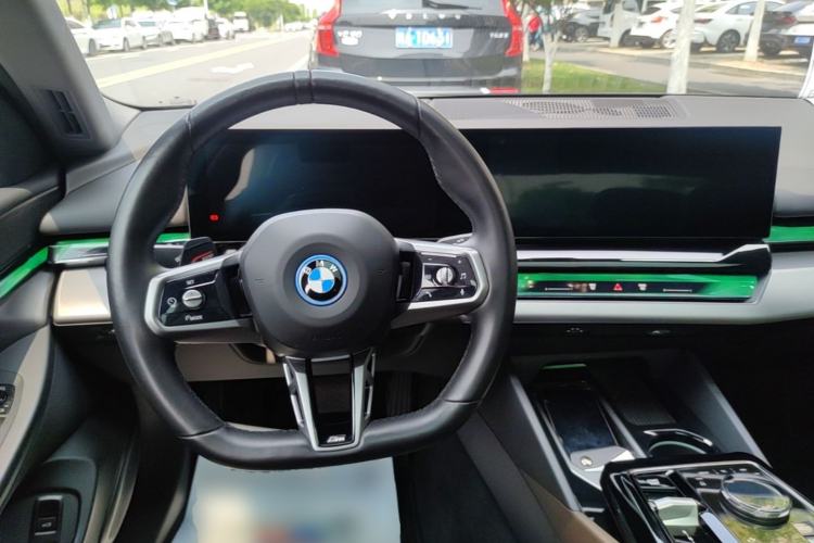 Used BMW i5 2024 eDrive 35L Luxury Package Steering Wheel