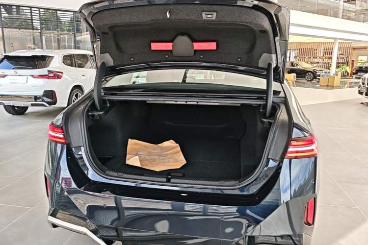 Used BMW i5 2024 eDrive 35L M Sport Package Trunk