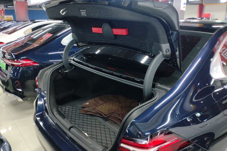 Used BMW i5 2024 eDrive 35L Prestige Luxury Package Trunk