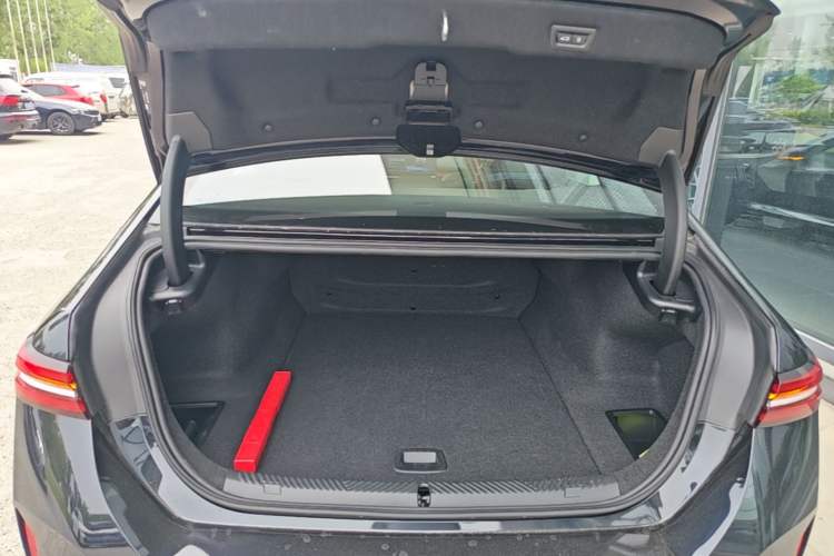 Used BMW i5 2024 eDrive 35L Luxury Model with M Sport Package Trunk