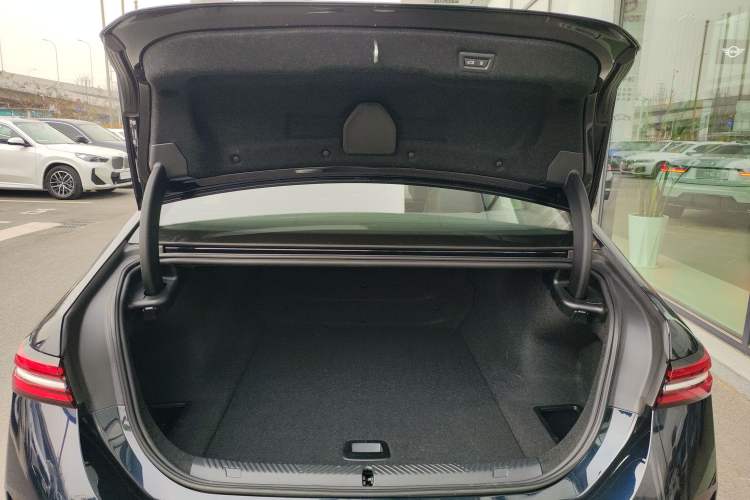 Used BMW i5 2024 eDrive 35L M Sport Package Trunk
