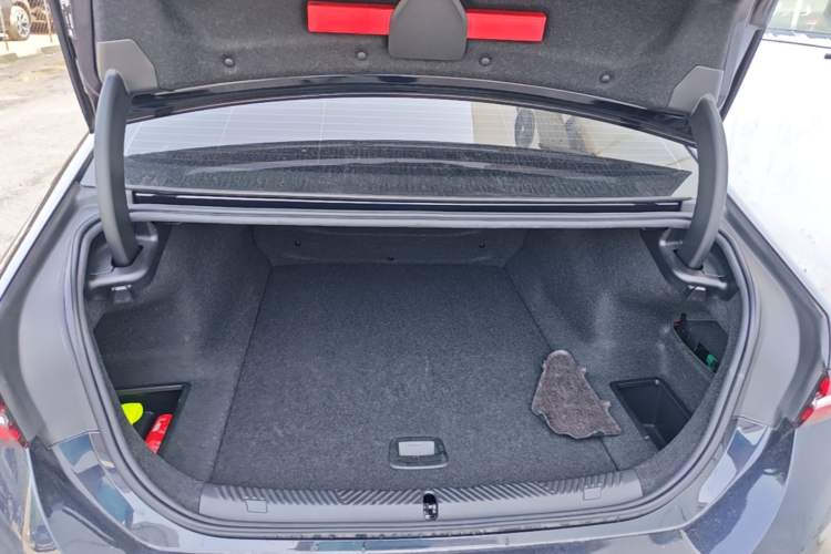 Used BMW i5 2024 eDrive 35L M Sport Package Trunk