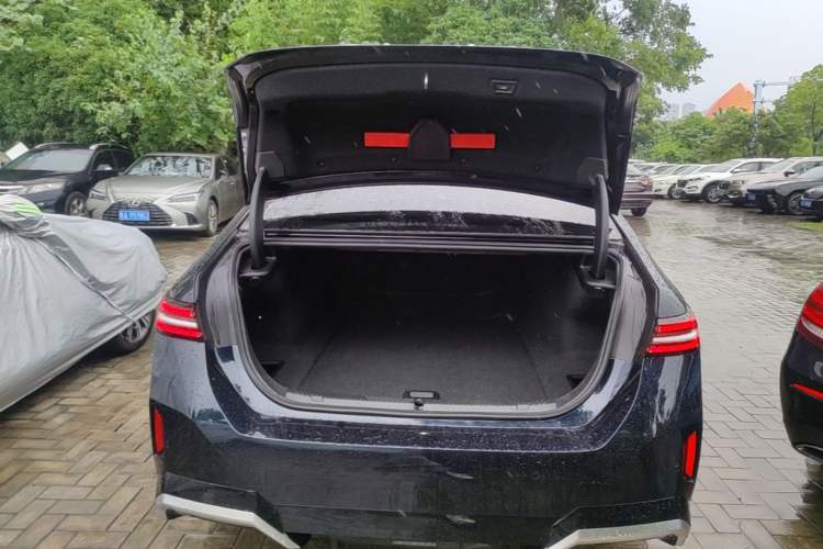 Used BMW i5 2024 eDrive 35L M Sport Package Trunk