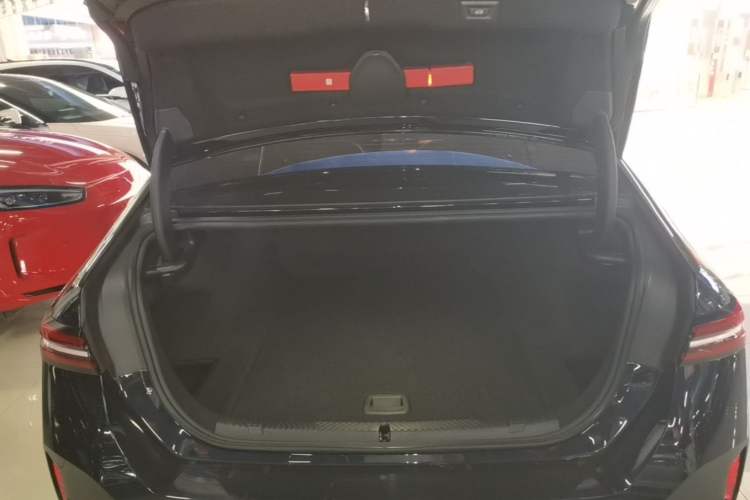 Used BMW i5 2024 eDrive 35L M Sport Package Trunk