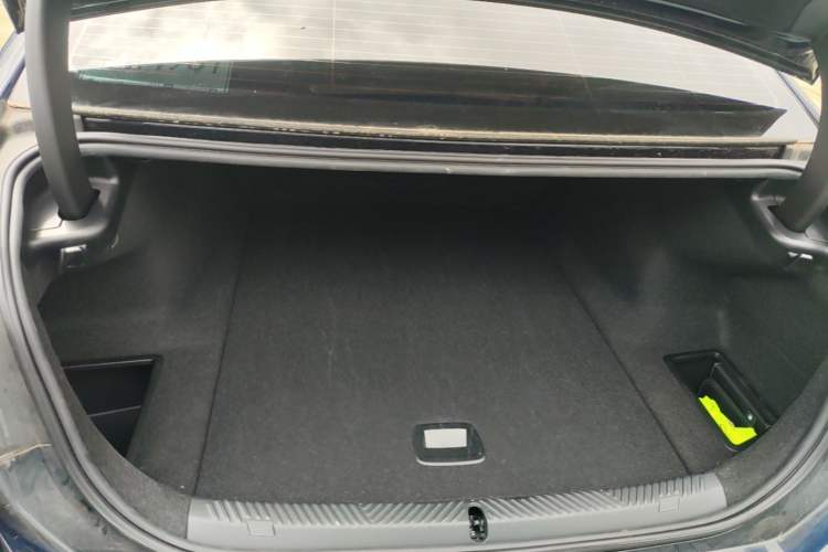 Used BMW i5 2024 eDrive 35L Luxury Package Trunk