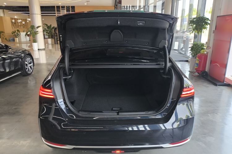 Used BMW i5 2024 eDrive 35L Luxury Package Trunk