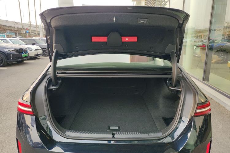Used BMW i5 2024 eDrive 35L M Sport Package Trunk