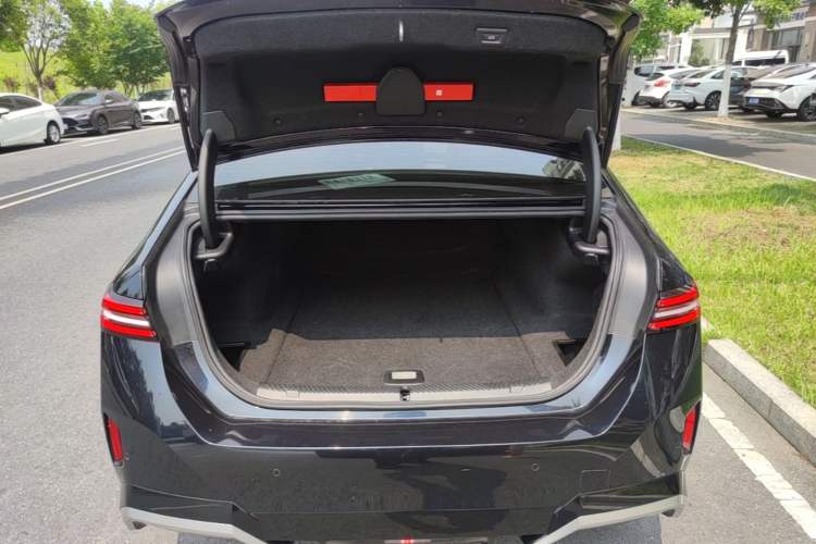 Used BMW i5 2024 eDrive 35L Luxury Package Trunk