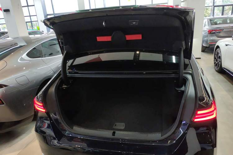 Used BMW i5 2024 eDrive 35L Luxury Package Trunk