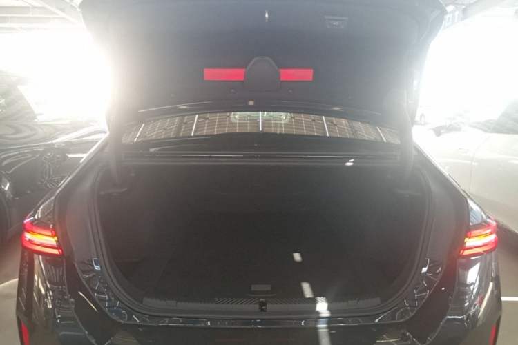 Used BMW i5 2024 eDrive 35L M Sport Package Trunk
