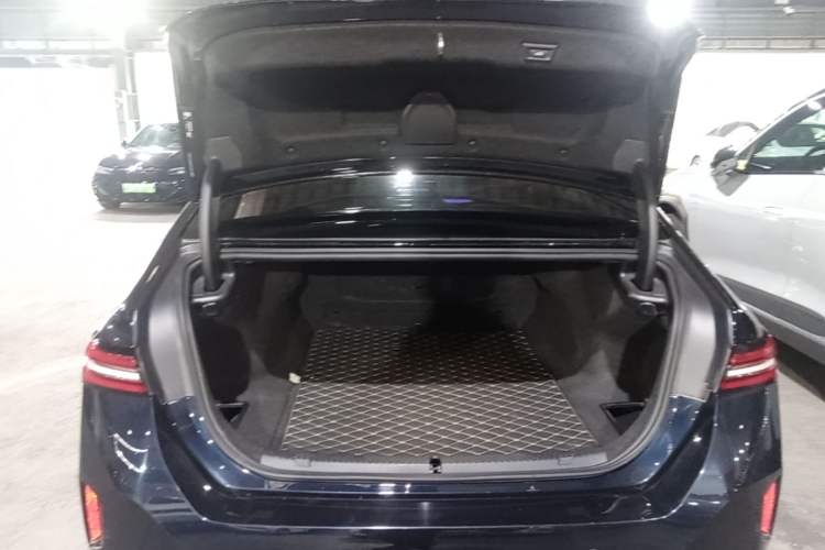 Used BMW i5 2024 eDrive 35L M Sport Package Trunk