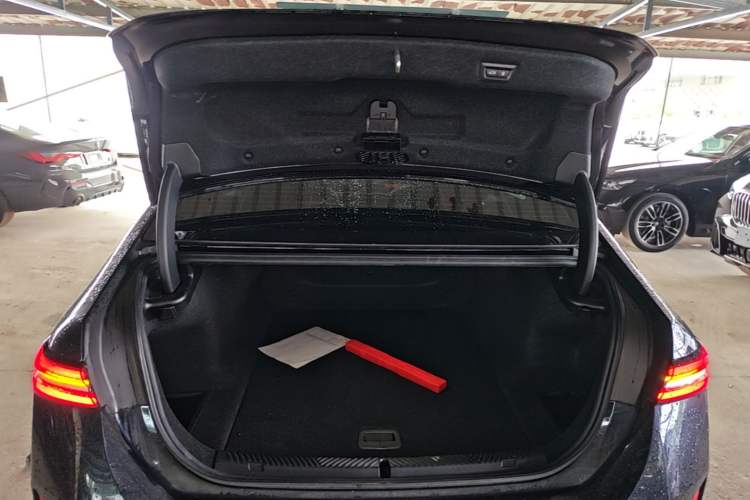 Used BMW i5 2024 eDrive 35L M Sport Package Trunk