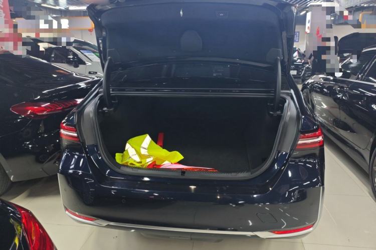 Used BMW i5 2024 eDrive 35L Luxury Package Trunk