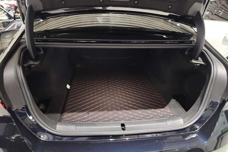 Used BMW i5 2024 eDrive 35L Prestige Luxury Package Trunk