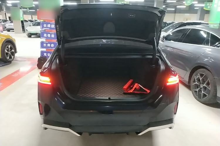 Used BMW i5 2024 eDrive 35L M Sport Package Trunk