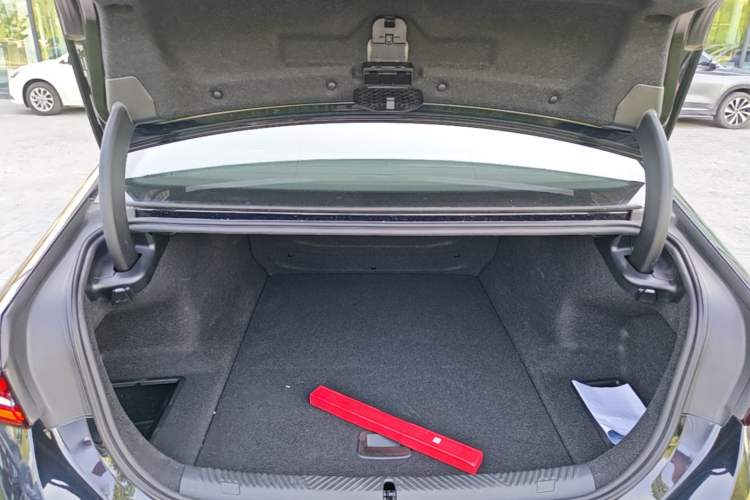 Used BMW i5 2024 eDrive 35L M Sport Package Trunk