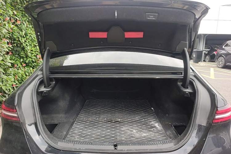 Used BMW i5 2024 eDrive 35L Luxury Package Trunk