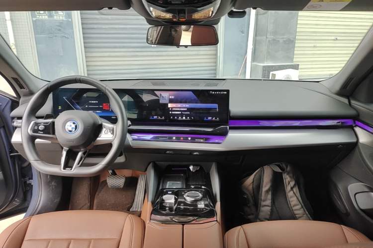 Used BMW i5 2024 eDrive 35L M Sport Package Center Console