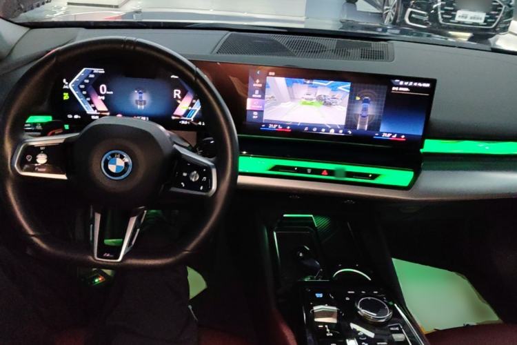 Used BMW i5 2024 eDrive 35L M Sport Package Center Console