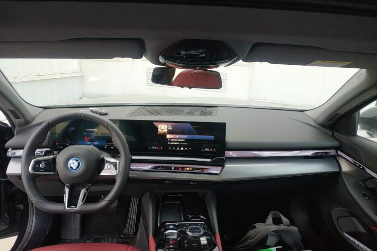Used BMW i5 2024 eDrive 35L M Sport Package Center Console