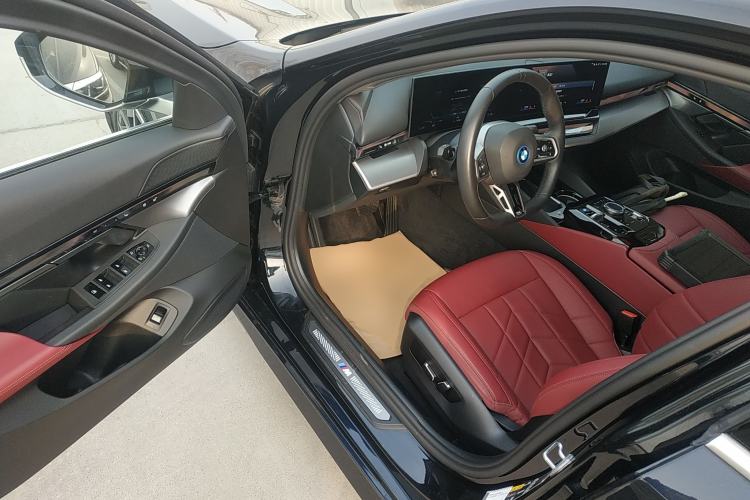 Used BMW i5 2024 eDrive 35L M Sport Package Driver Seat