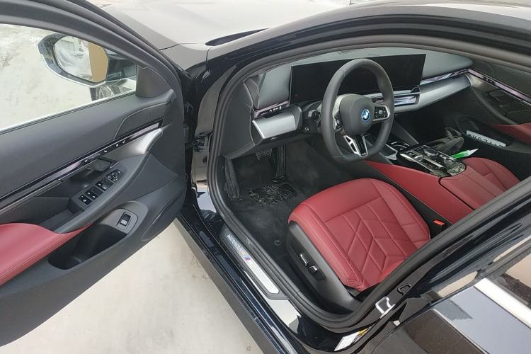 Used BMW i5 2024 eDrive 35L M Sport Package Driver Seat