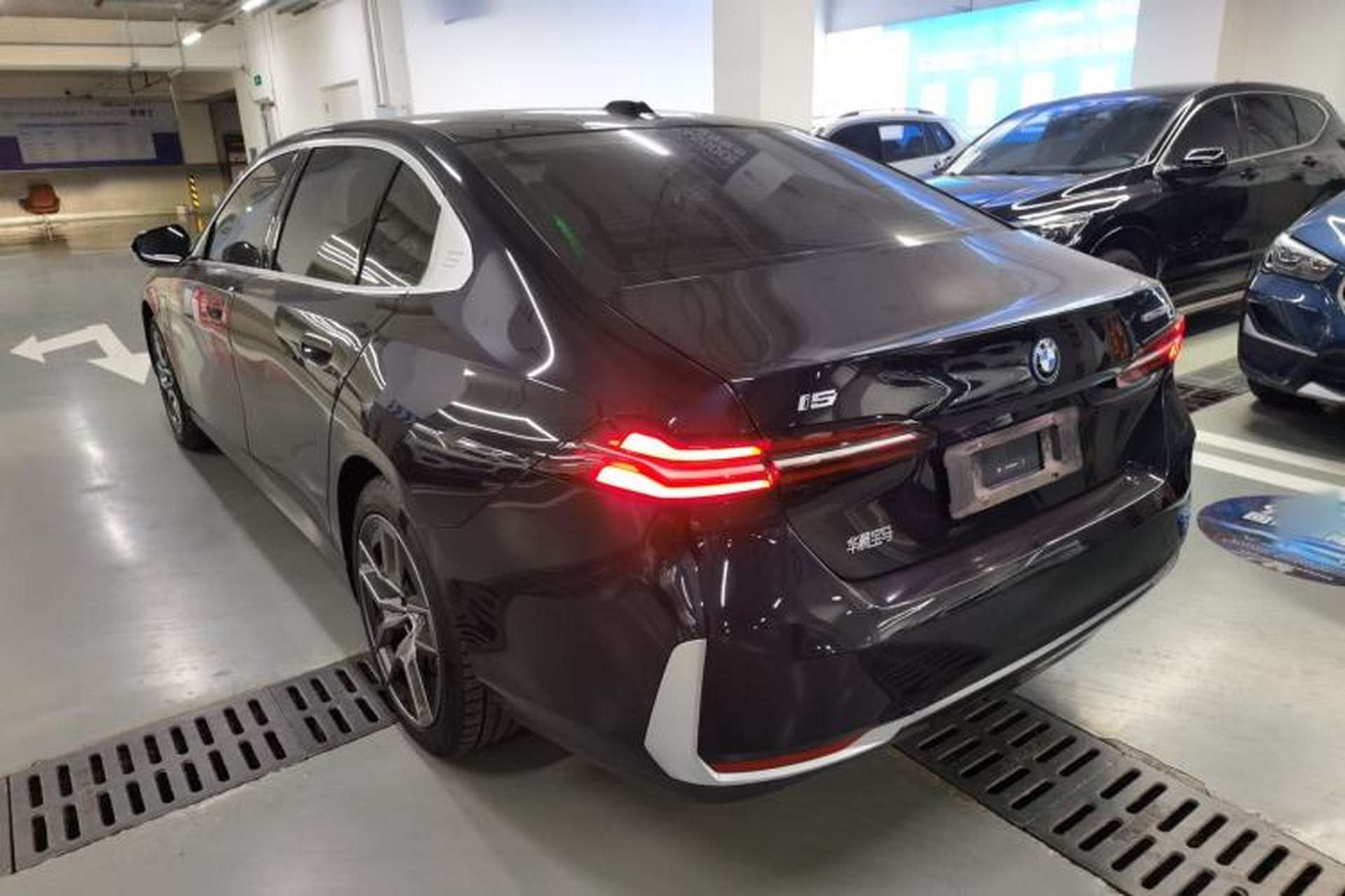 Used BMW i5 2024 eDrive 35L Luxury Package Exterior 2