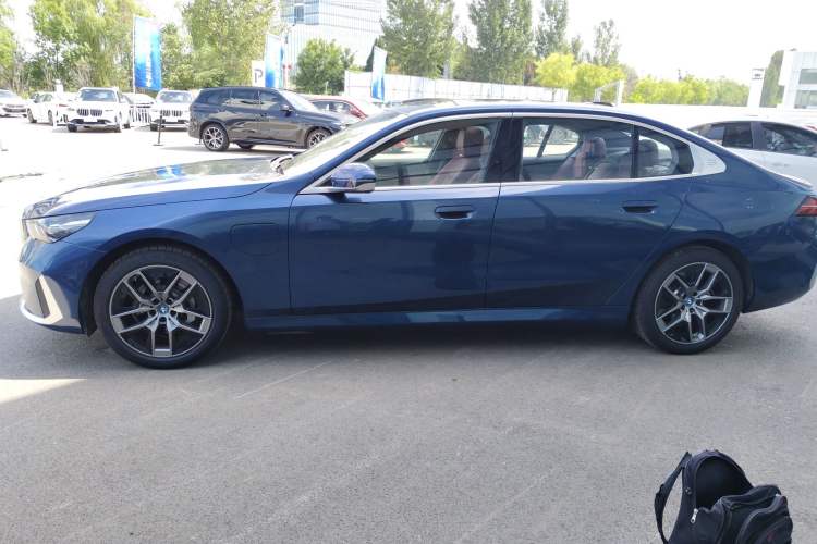 Used BMW i5 2024 eDrive 35L Luxury Package Exterior 3