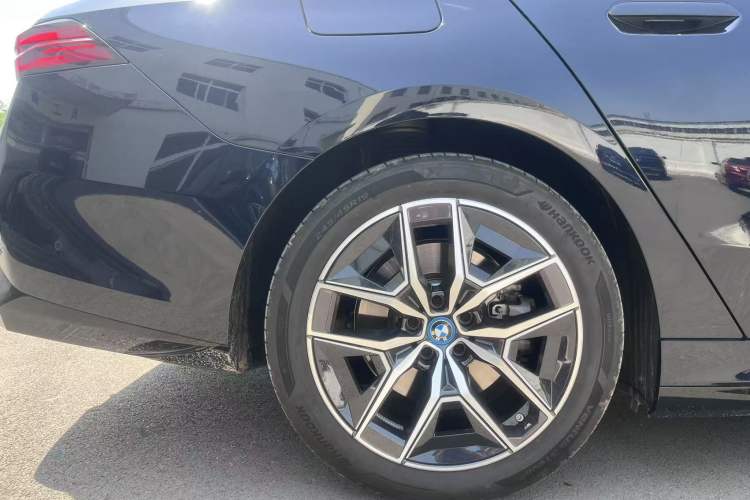 Used BMW i5 2024 eDrive 35L Luxury Model with M Sport Package Exterior 5