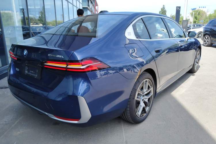 Used BMW i5 2024 eDrive 35L Luxury Package Exterior 5