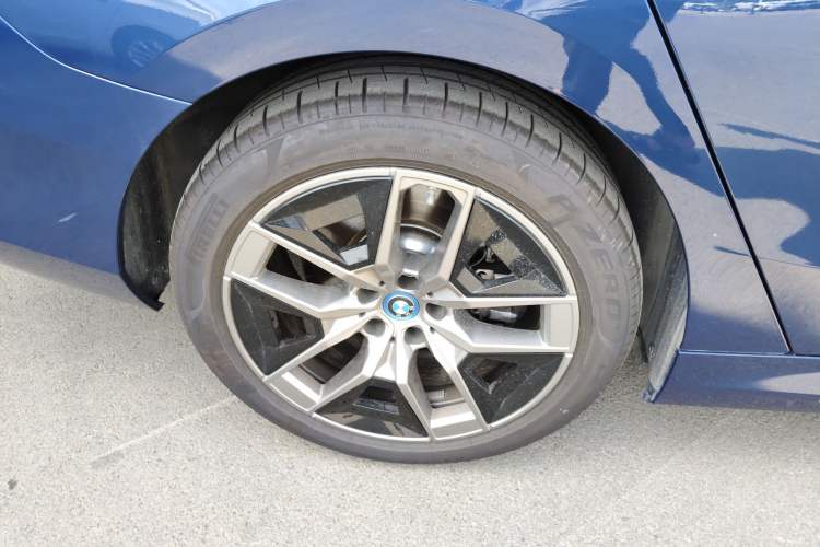 Used BMW i5 2024 eDrive 35L Luxury Package Exterior 8