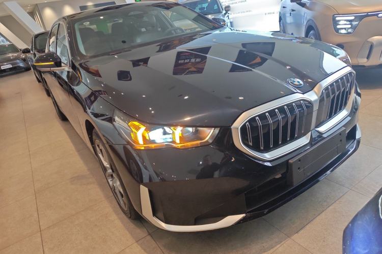 Used BMW i5 2024 eDrive 35L Luxury Package Front Right 45 Deg