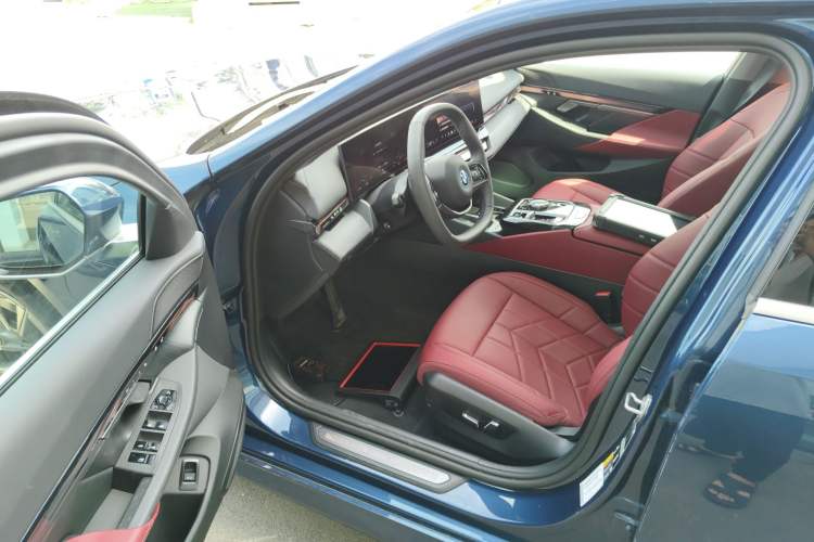 Used BMW i5 2024 eDrive 35L Luxury Package Interior 3