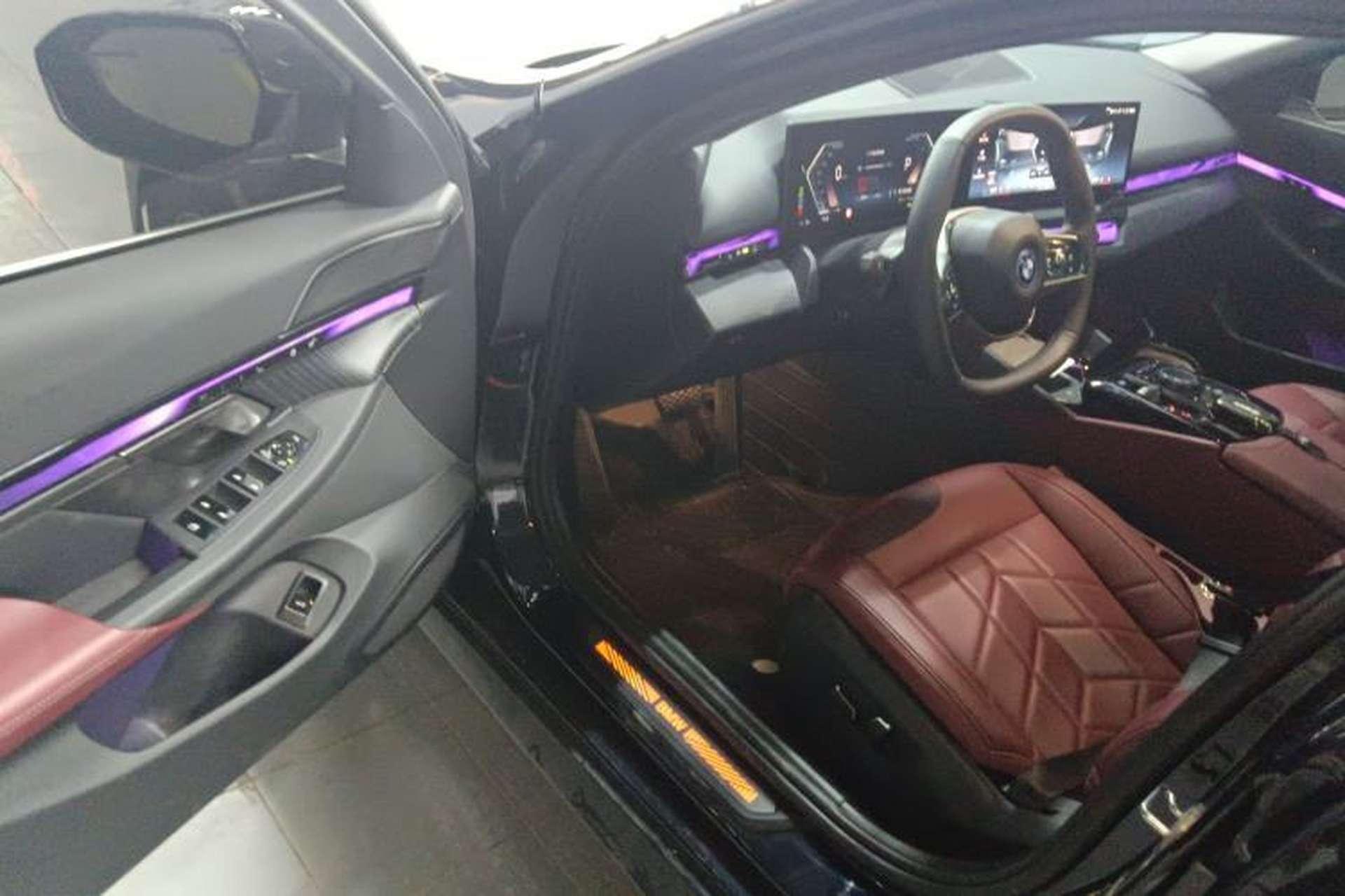 Used BMW i5 2024 eDrive 35L Luxury Package Interior 3