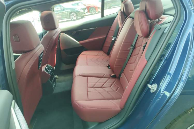 Used BMW i5 2024 eDrive 35L Luxury Package Interior 4