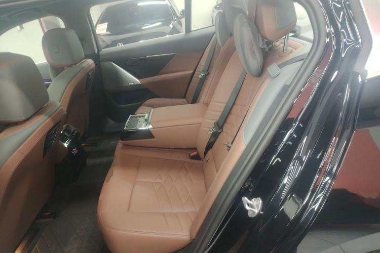 Used BMW i5 2024 eDrive 35L Prestige Luxury Package Interior 4