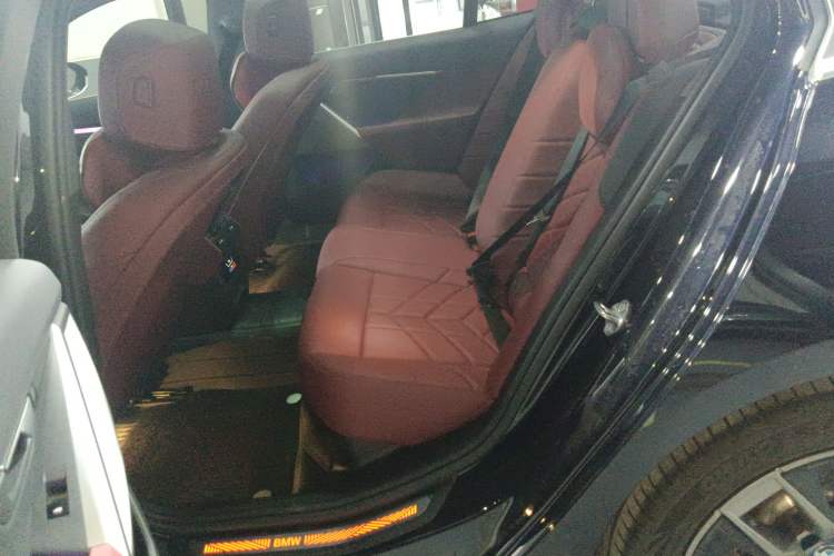 Used BMW i5 2024 eDrive 35L Luxury Package Interior 4