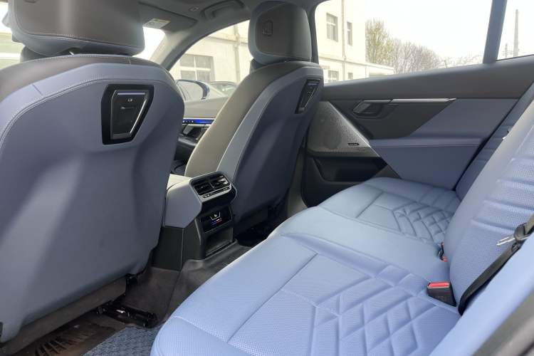 Used BMW i5 2024 eDrive 35L Prestige Luxury Package Interior 4