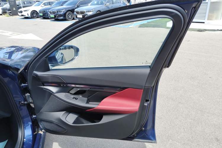 Used BMW i5 2024 eDrive 35L Luxury Package Interior 5