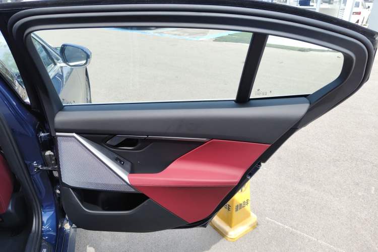 Used BMW i5 2024 eDrive 35L Luxury Package Interior 6