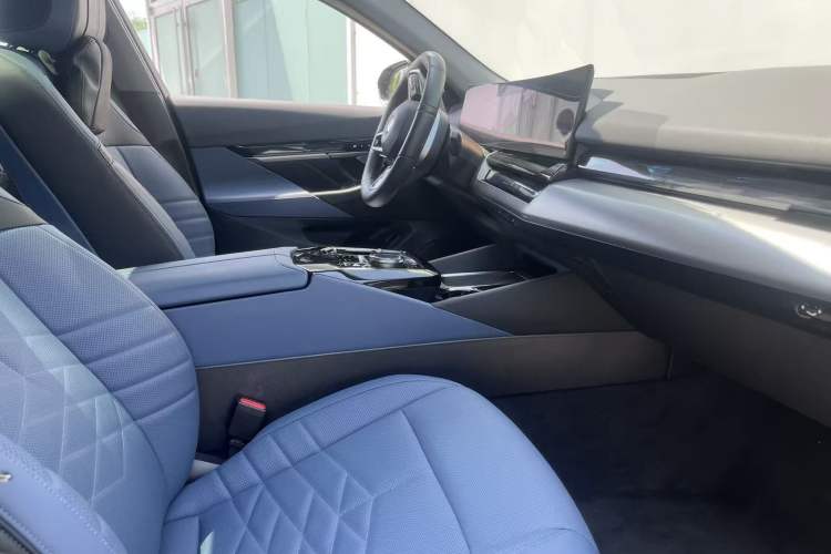 Used BMW i5 2024 eDrive 35L Luxury Model with M Sport Package Interior 7