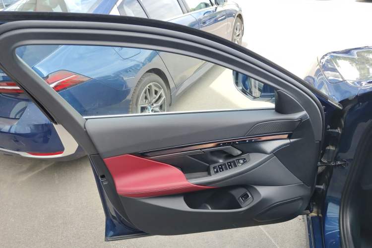 Used BMW i5 2024 eDrive 35L Luxury Package Interior 7